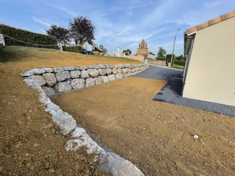Enrochement pour retenir un talus et éviter un éboulement de terre, Auch, Huchon TP
